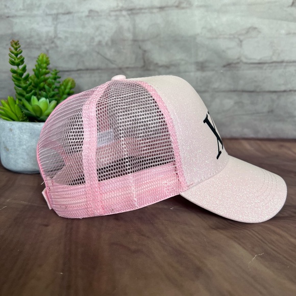 NWOT-GLITTER PONYTAIL TRUCKER HAT LIGHT PINK - Picture 2 of 14